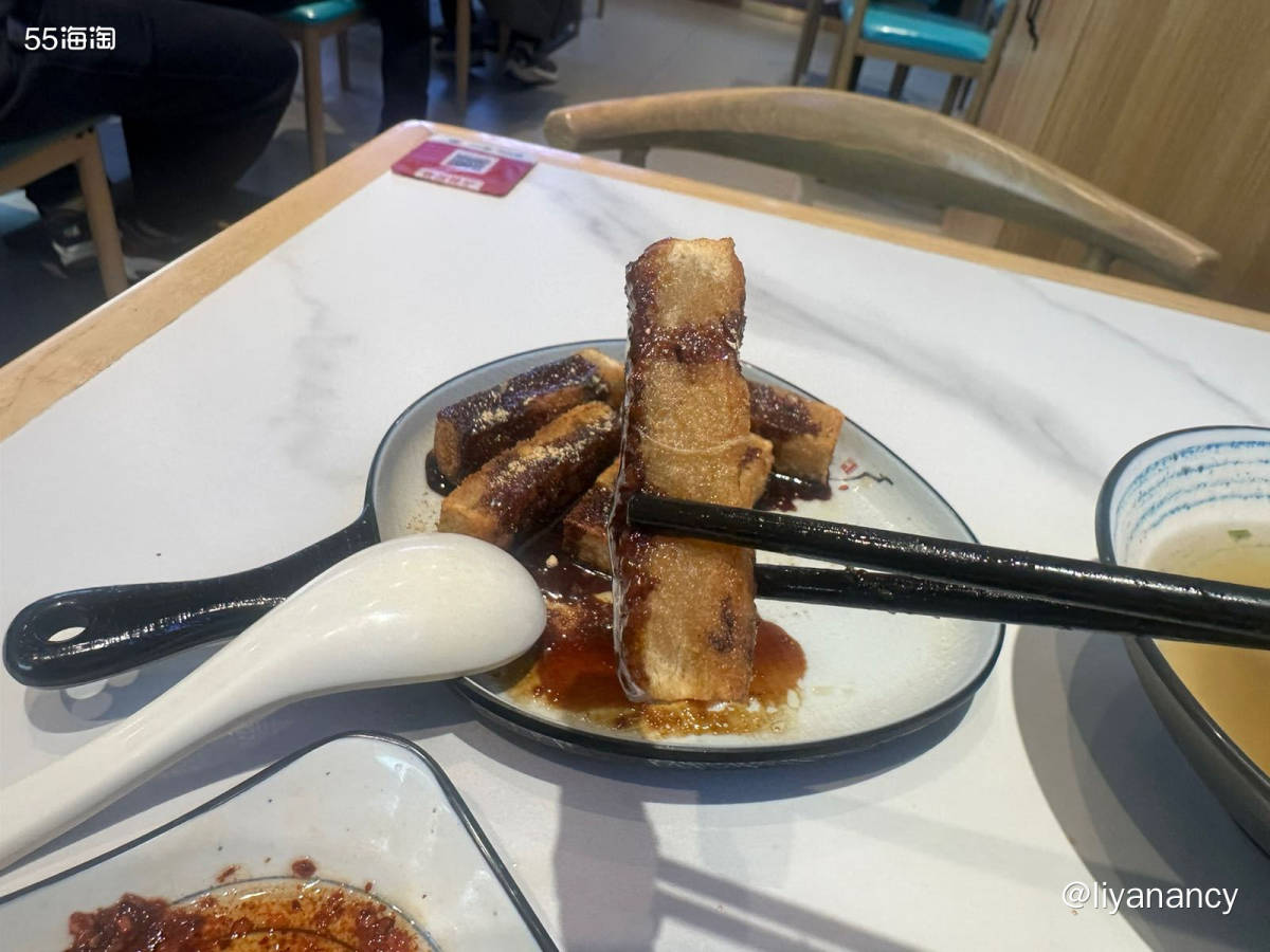 东四北大街上的一家跷脚牛肉店， 其实店里主打川味， 好吃的不