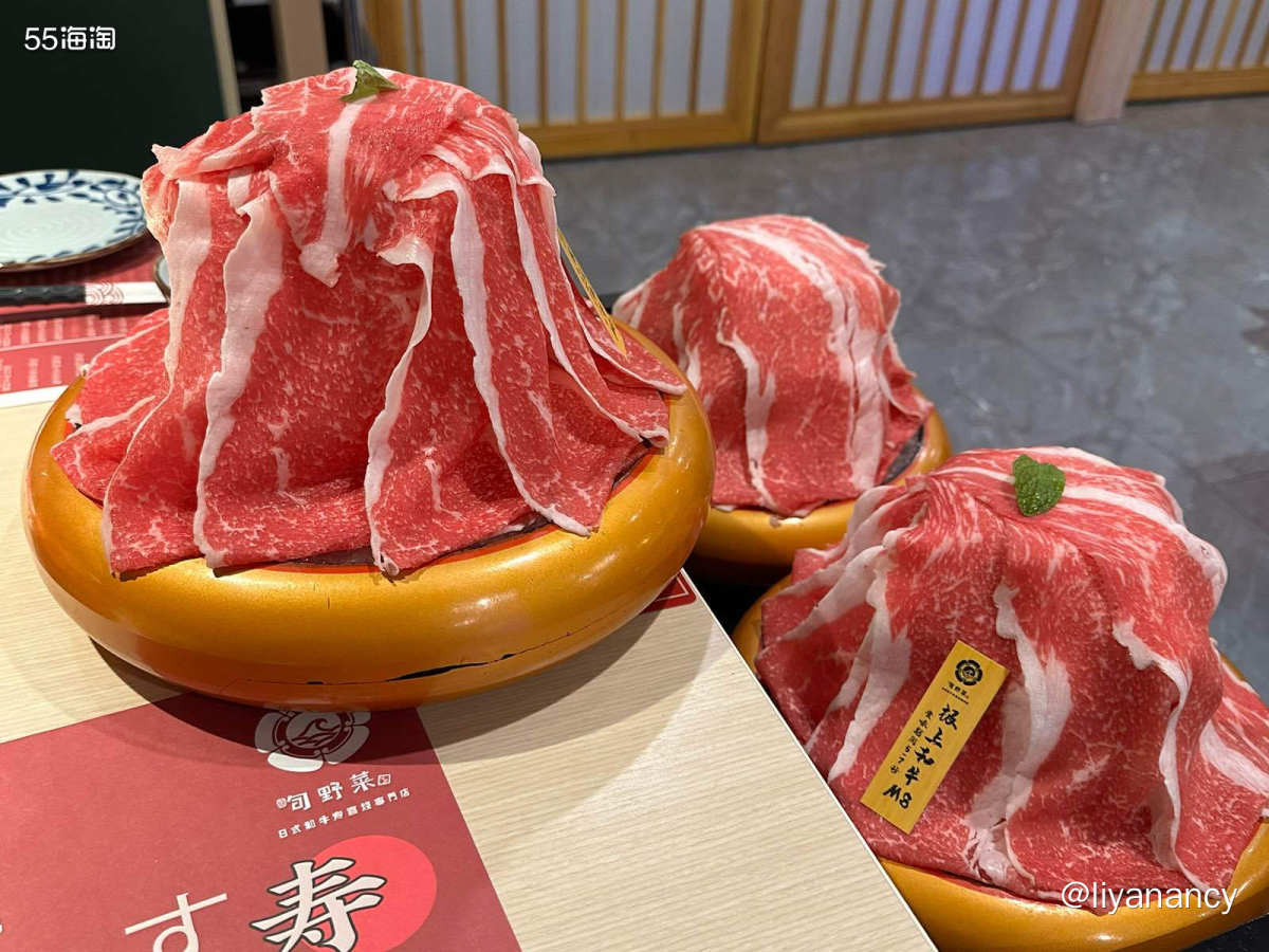 和小伙伴们聚餐选的自助店，有多种套餐可以选，我们点的是和牛和