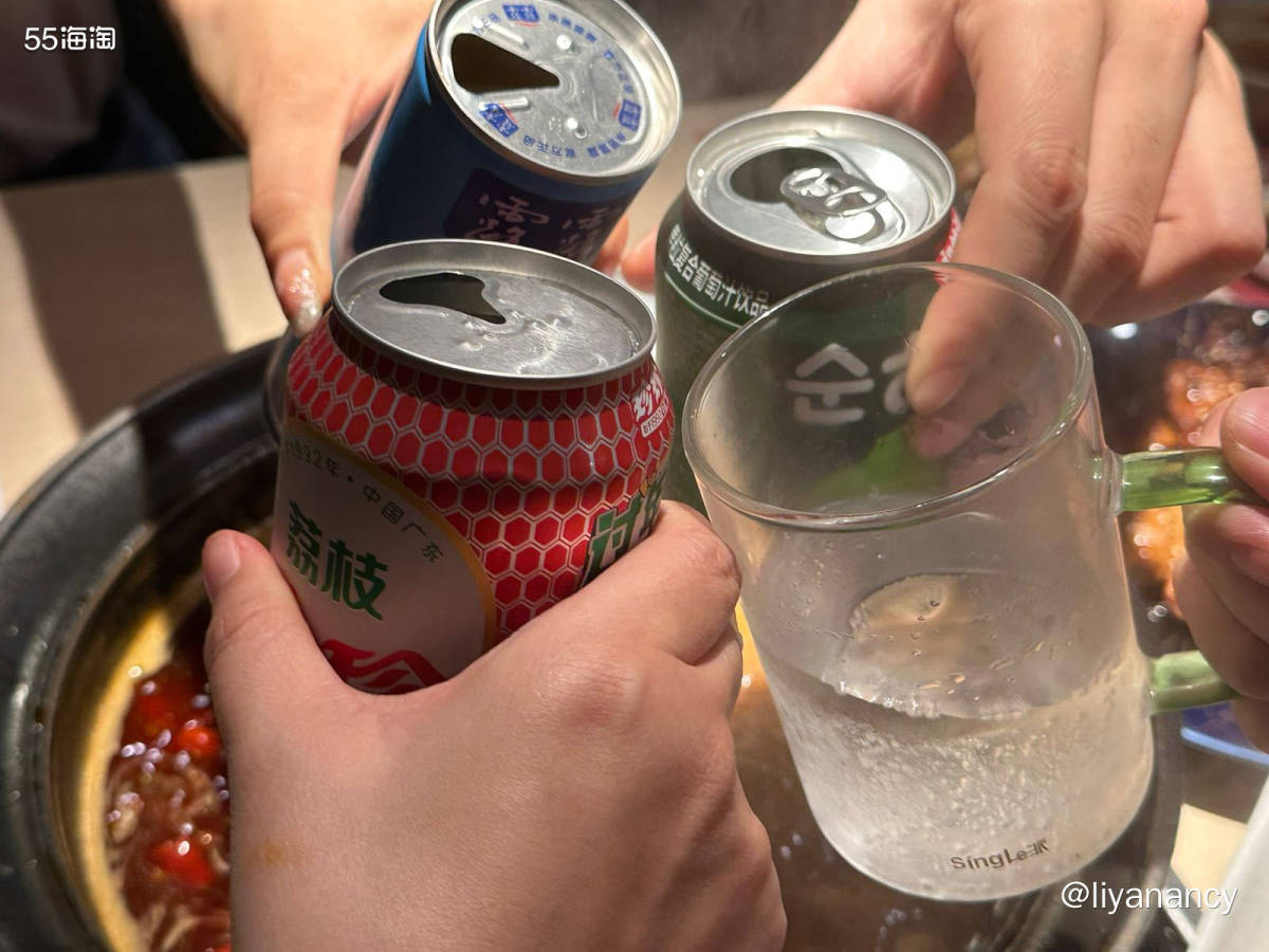 和小伙伴们聚餐选的自助店，有多种套餐可以选，我们点的是和牛和