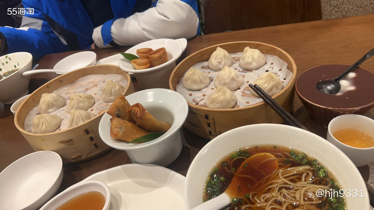 🍜今天中午，跟孩子两个人去吃了小笼包。这家是新开没多久的，