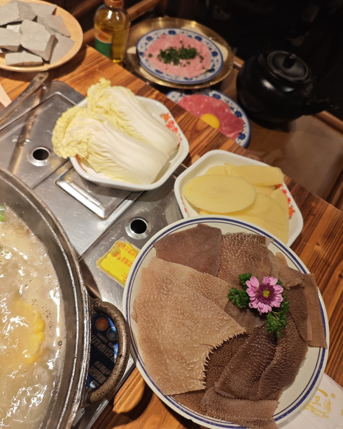 昨天是我表妹生日，就请她去附近的遇南三火锅店，也是她觉得长沙