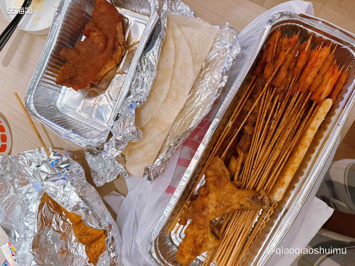 这几天在酒店里点了无数外卖，感觉送餐机器人专门在为我服务，一