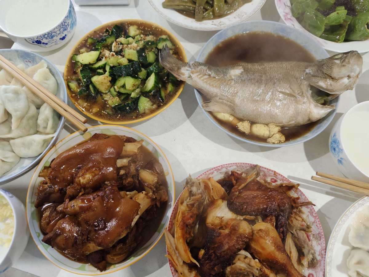 你们过年都有什么习俗？我们是不管几个人都要做6个菜或8个菜双