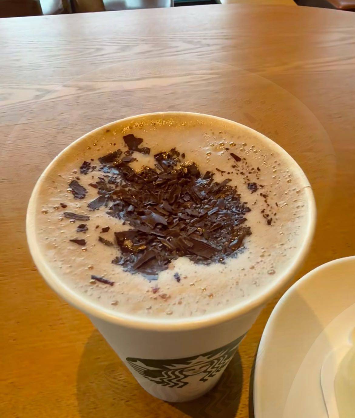 ☕️今天在星巴克试了比利时黑巧拿铁，第一口就被惊艳到了。热乎