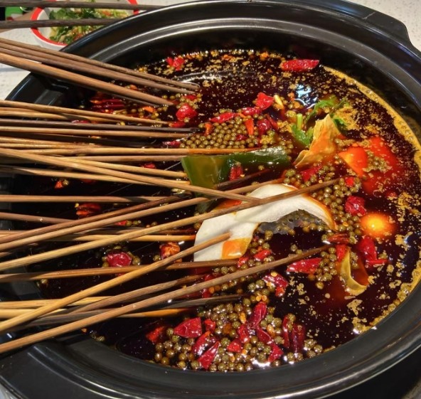 最近想吃点辣的，叫上小伙伴一起打卡了一家网红火锅串串。 我们