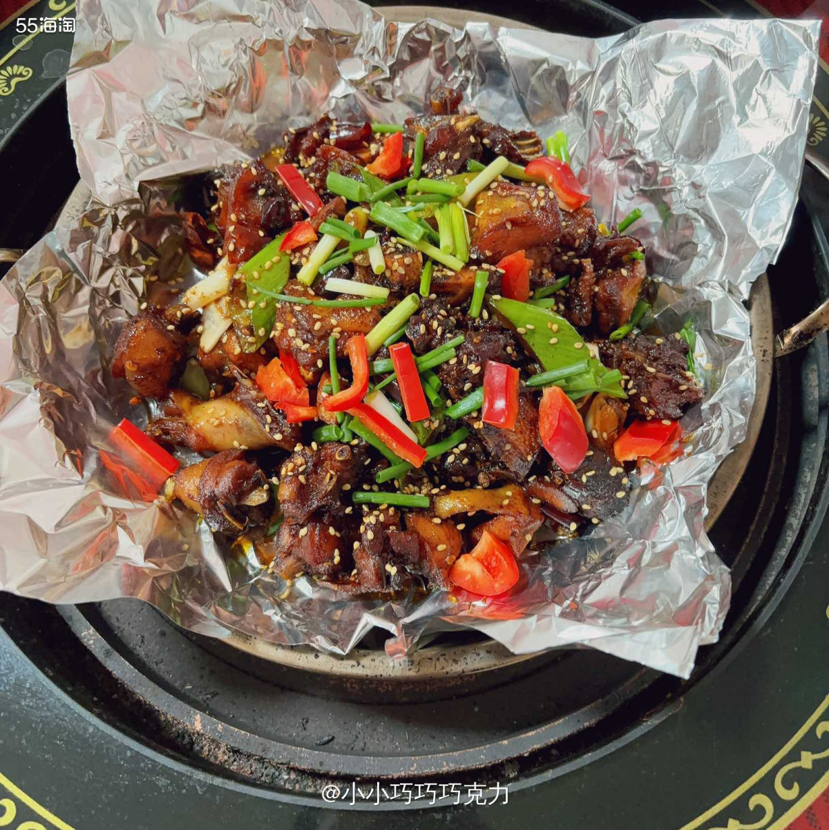妈妈又做新菜啦，干锅辣子鸡，又是我爱吃的菜。别人送的土鸡，很