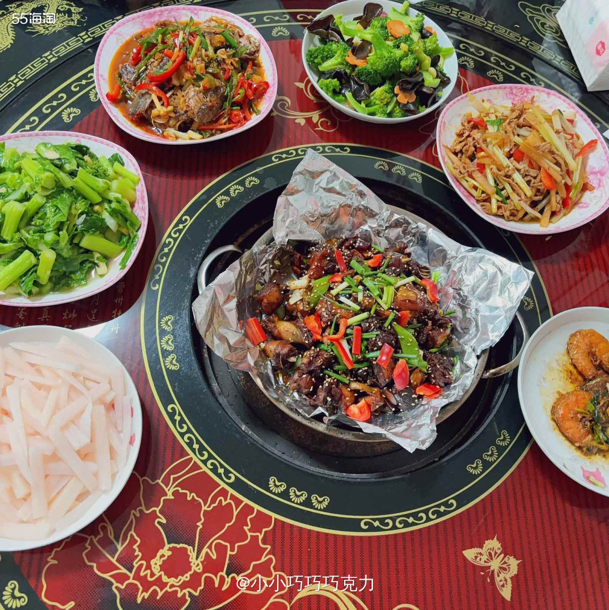 妈妈又做新菜啦，干锅辣子鸡，又是我爱吃的菜。别人送的土鸡，很