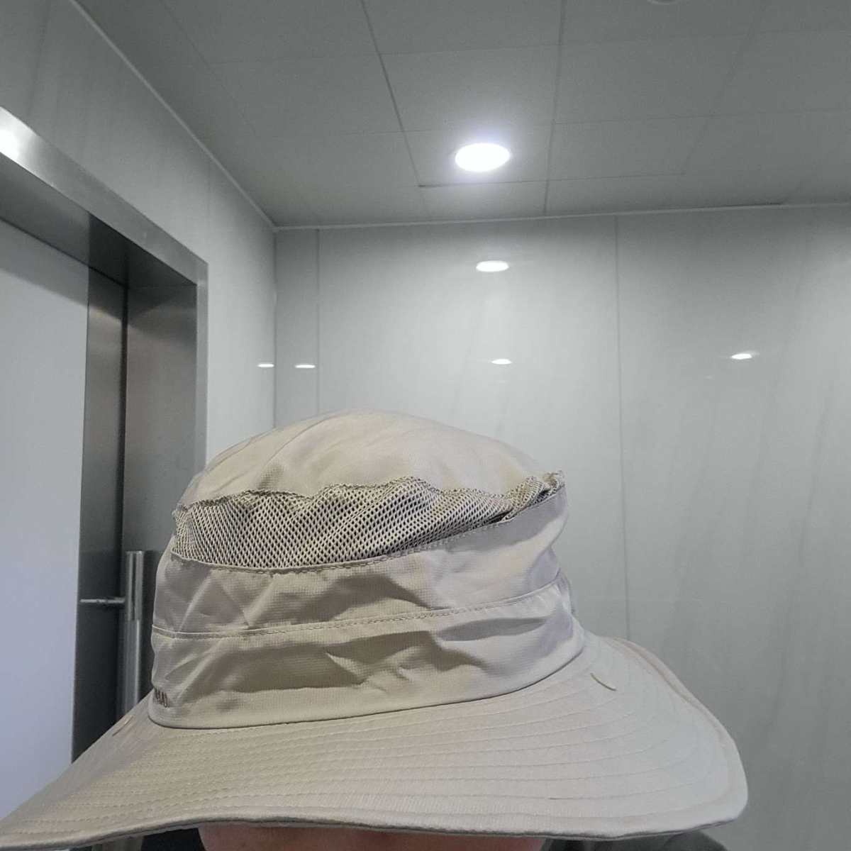 第一次买这种帽子，感觉挺时髦的。这个帽子看起来非常轻薄，透气
