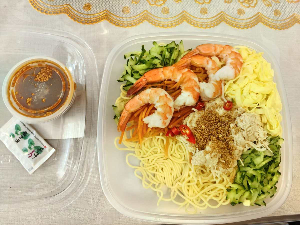 🍊来分享好吃的辣味鲜虾鸡丝拌面了，这么大一盒，价格在43元