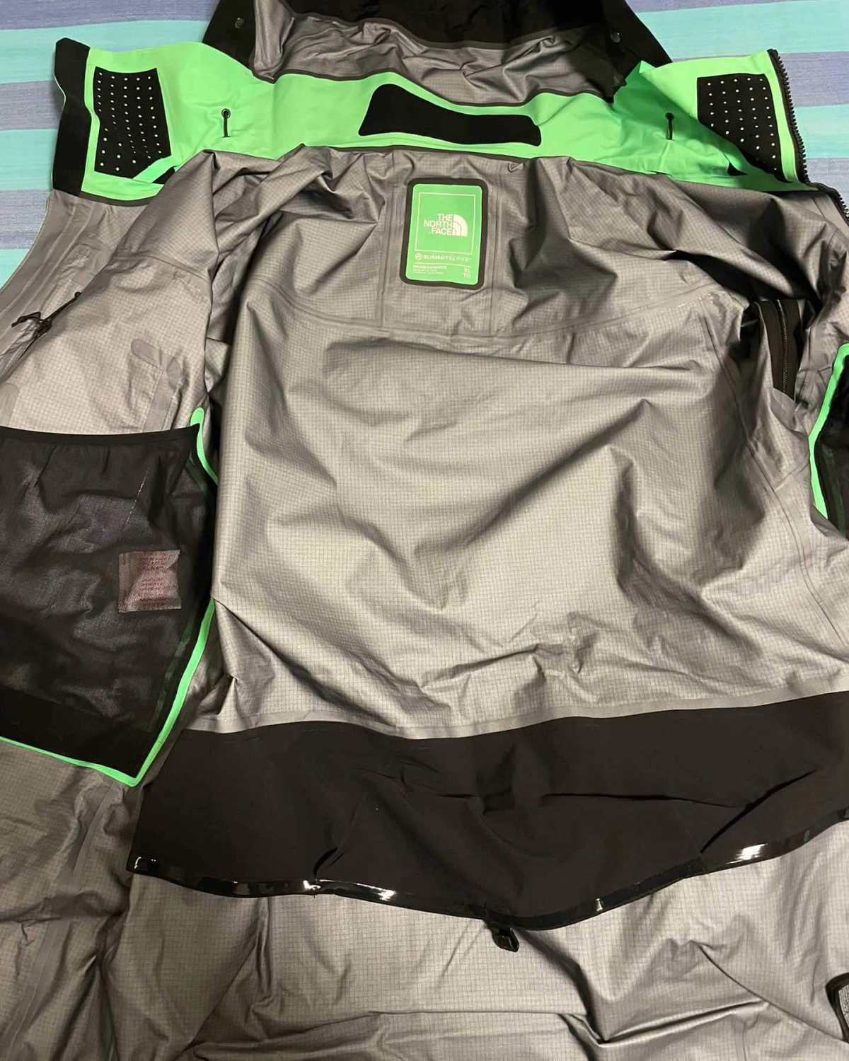 这件衣服是赶在年前收到的，北面巅峰系列tsirku gore