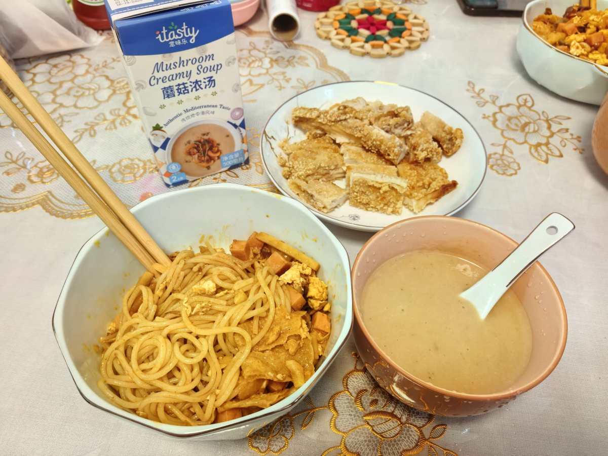 🍑前段时间在综艺里看到檀健次炒螺蛳粉，都说很好吃，哈哈，同