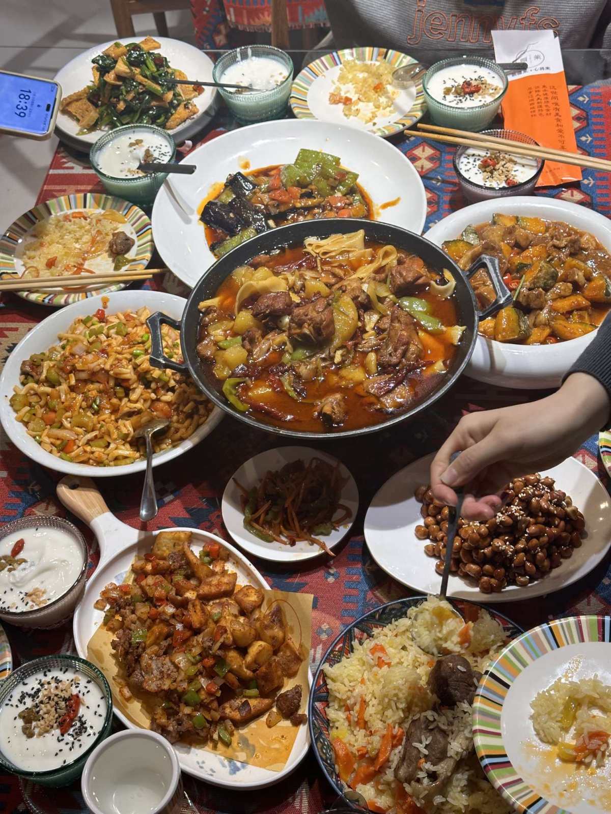 最近老想吃重口味的，同学推荐了一家新疆餐厅，我们一伙八人就约