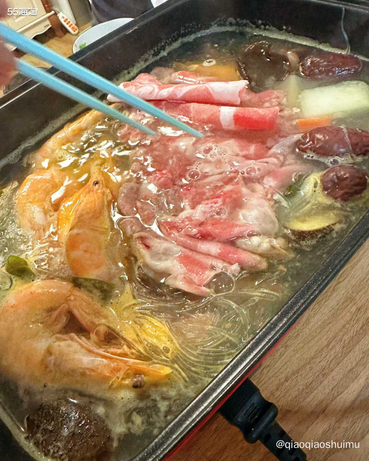 昨晚本来说出去吃火锅，后来我妈说家里好多东西，就决定家里吃。