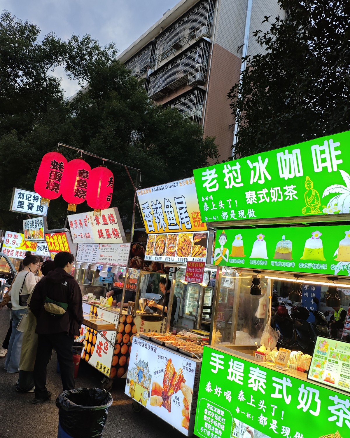 我弟弟晚上说去逛下杨帆夜市，在长沙岳麓区那边，我们一行人就开