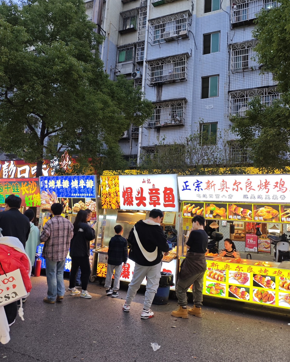 我弟弟晚上说去逛下杨帆夜市，在长沙岳麓区那边，我们一行人就开