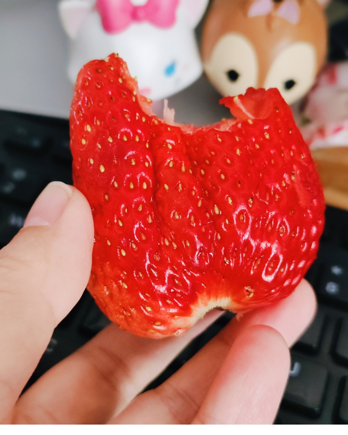 现在应该是吃草莓最好的季节了吧，又大又甜，还便宜。这是按照小