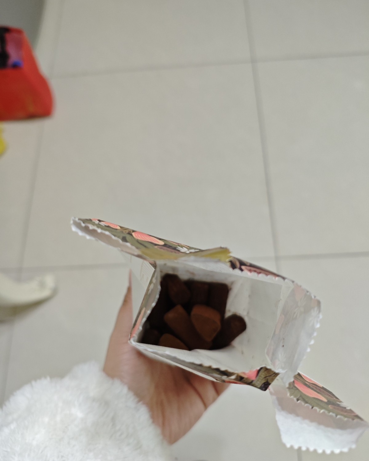 昨天出去逛街，有巧克力门店发了试吃，试了一下味道挺好的，就买