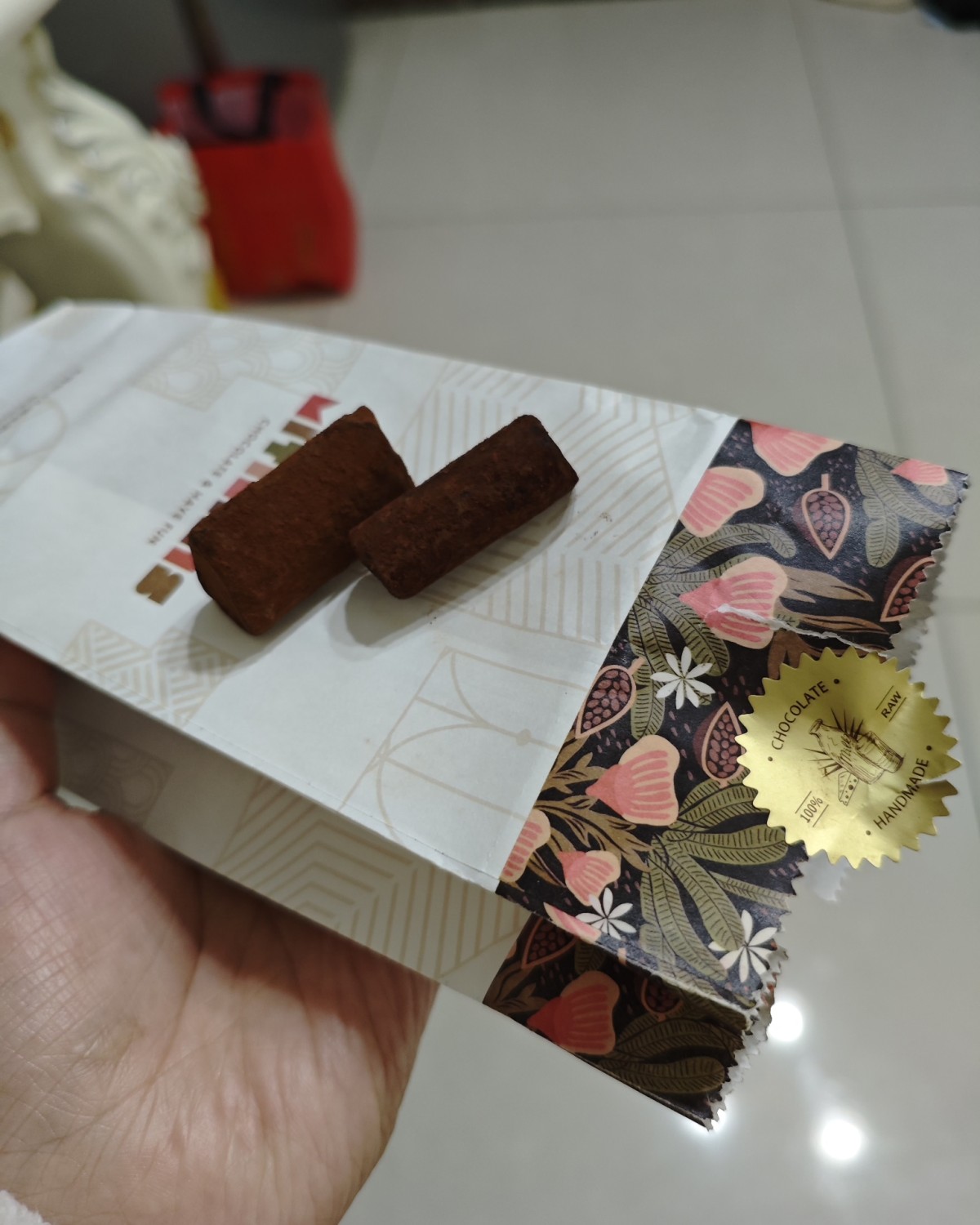 昨天出去逛街，有巧克力门店发了试吃，试了一下味道挺好的，就买