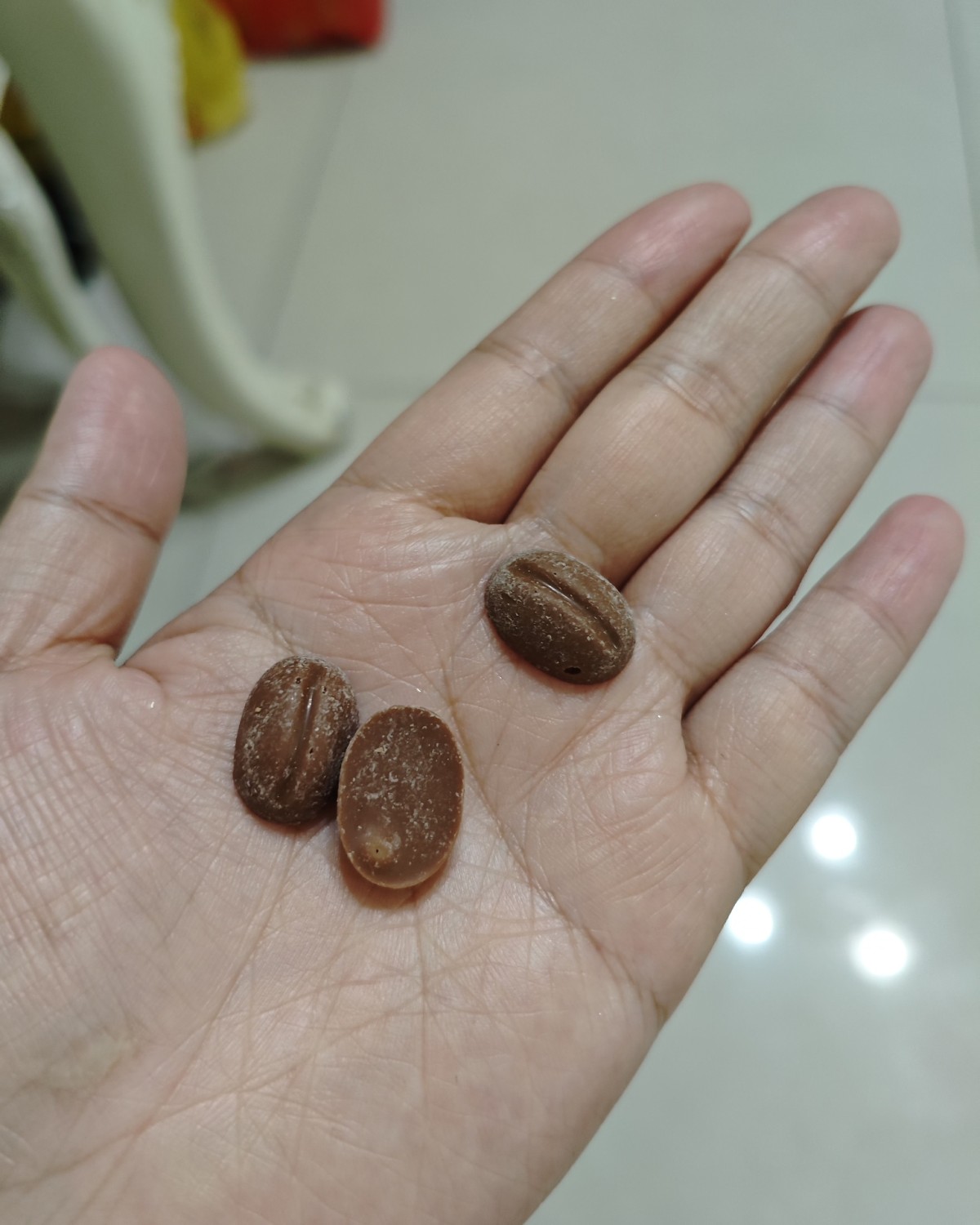 昨天出去逛街，有巧克力门店发了试吃，试了一下味道挺好的，就买