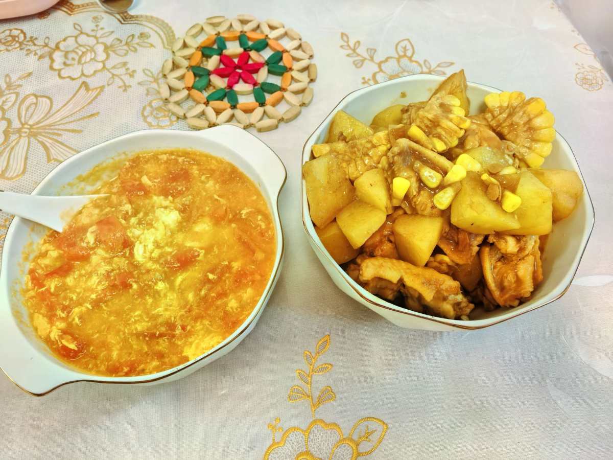 🍑来分享一顿室友做的玉米土豆鸡翅煲，味道很不错哦。为了这个