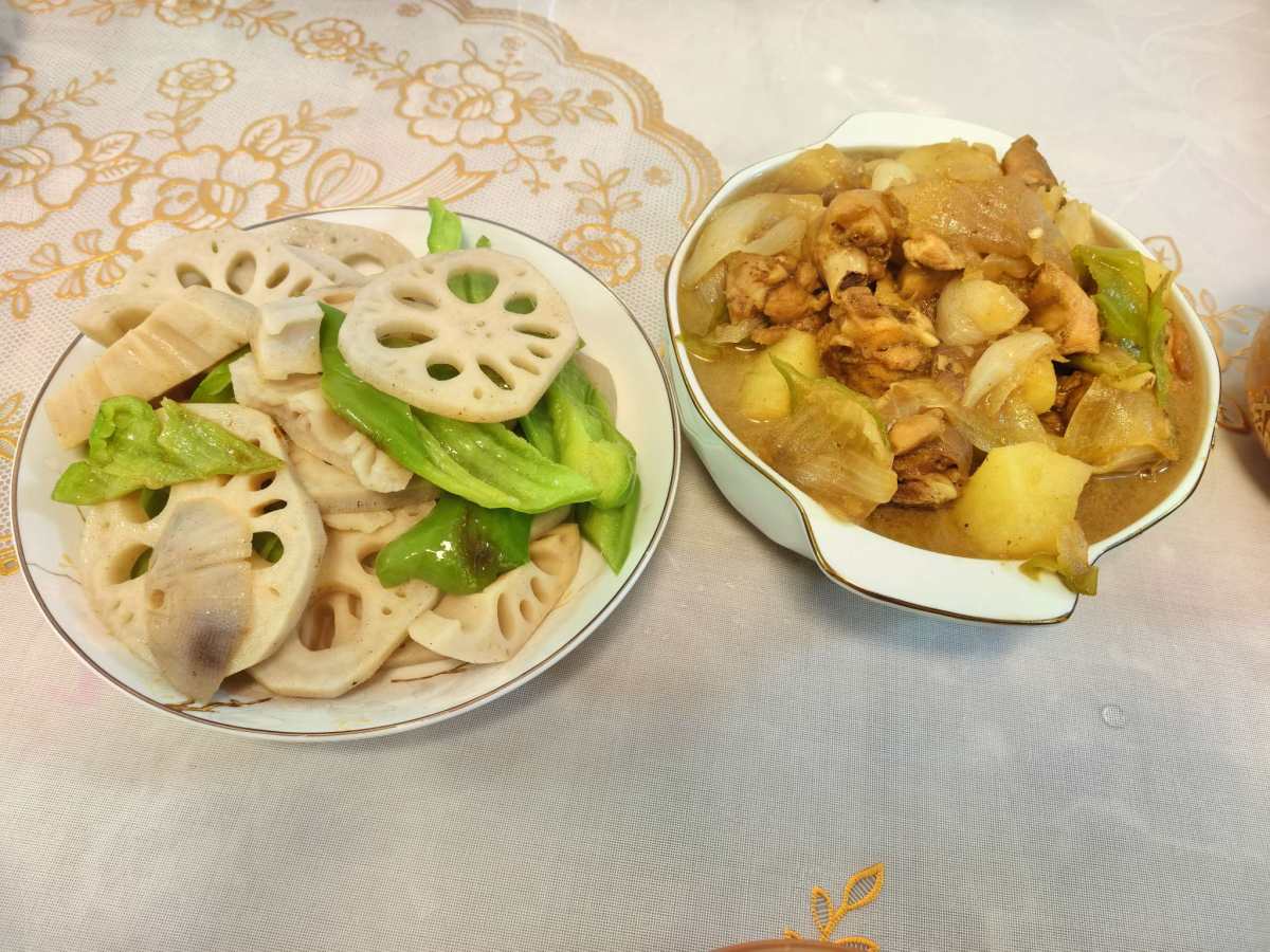 🍑又来晒美食啦，这次分享的是室友周末做的鸡公煲😂。室友也