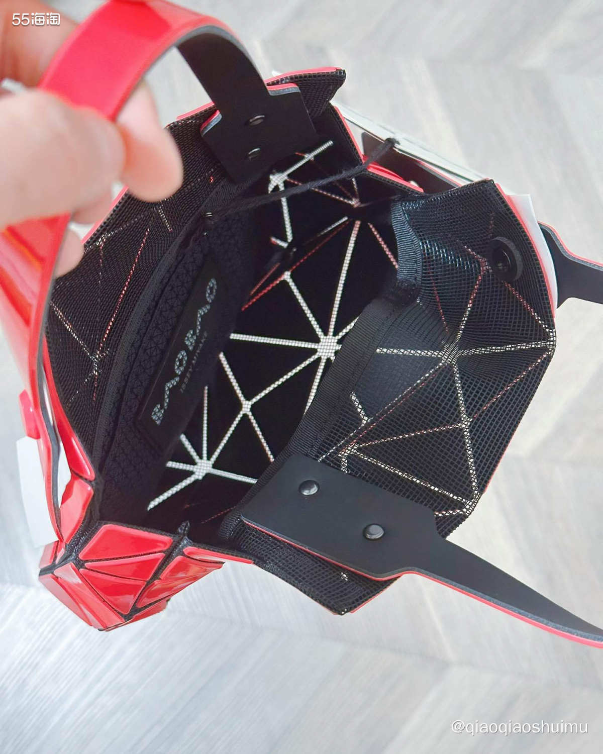 其实一直挺想要这个包，但一直没下手。 三宅包包**好处就是抗
