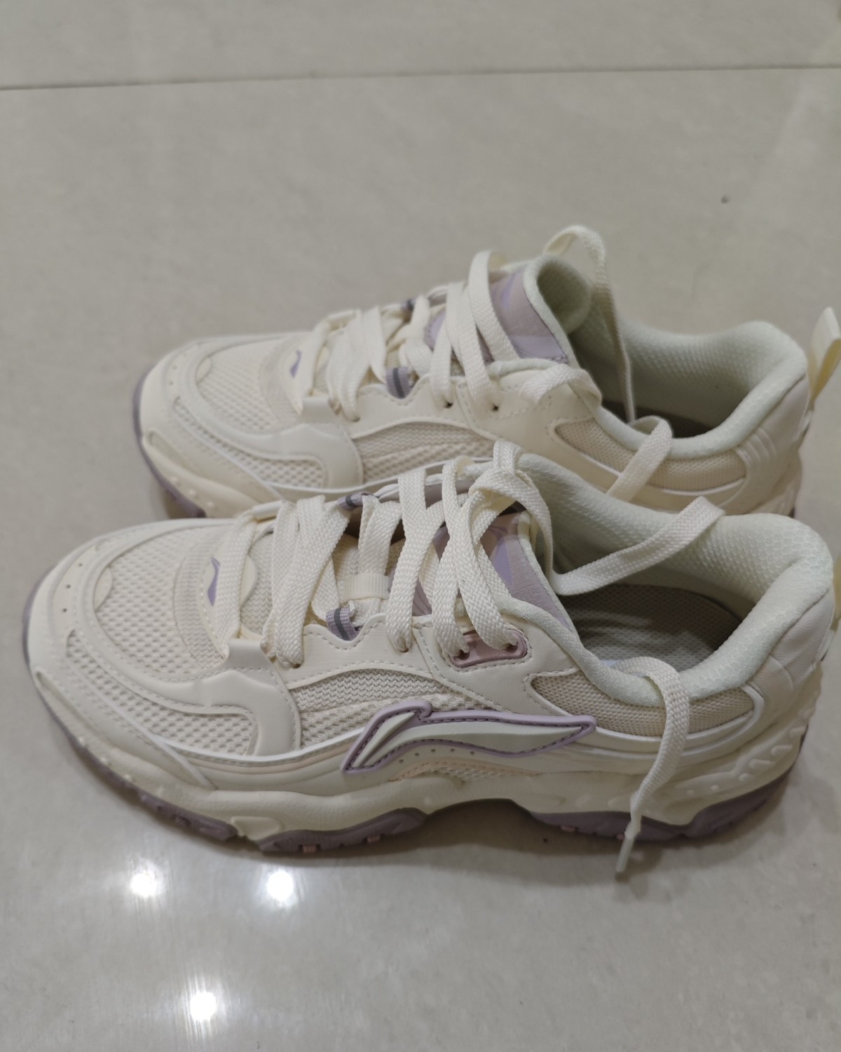 这次38节我自己买了一双鞋，本来是考虑安踏的，但是李宁这双也