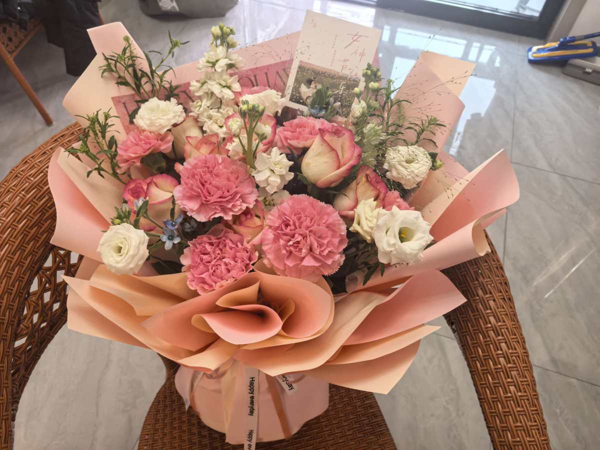 🍑来晒女神节的花束啦，这束鲜花是3月7日公司发的，看着花花