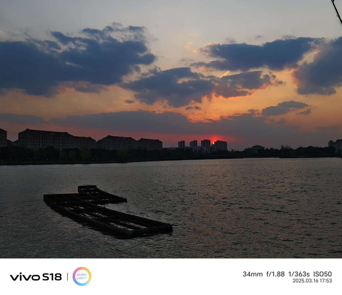 晚上出去散步，意外碰到了非常漂亮的夕阳。太阳红红的，落的非常