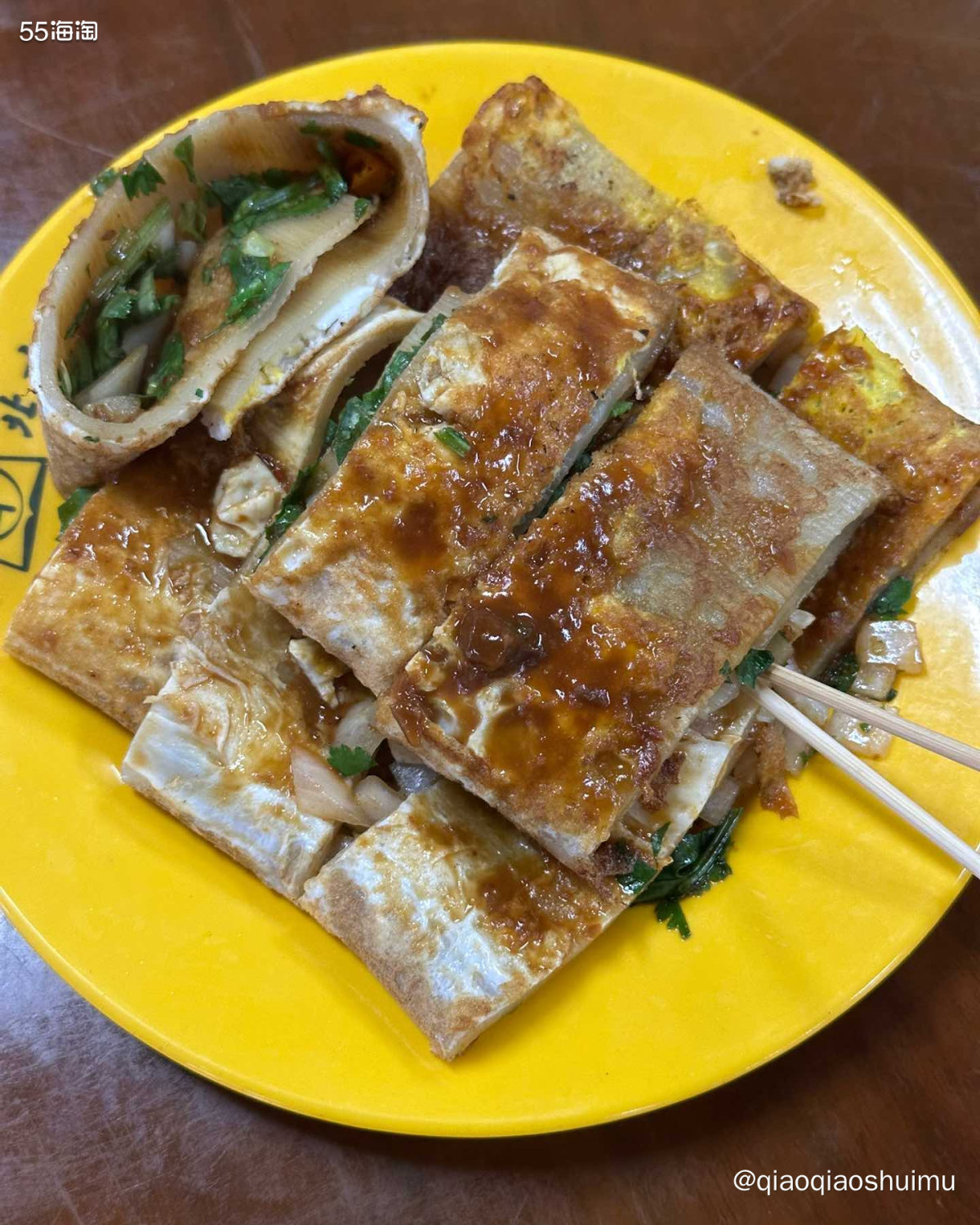 昨晚带娃去老公学校打篮球，晚饭当然又去了食堂解决。 娃去清真