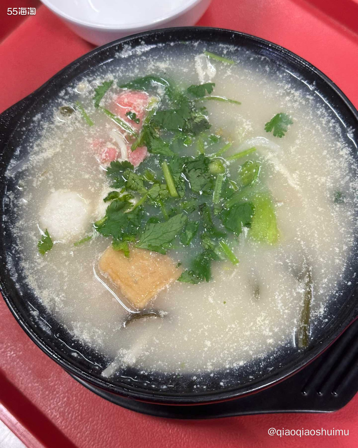 昨晚带娃去老公学校打篮球，晚饭当然又去了食堂解决。 娃去清真