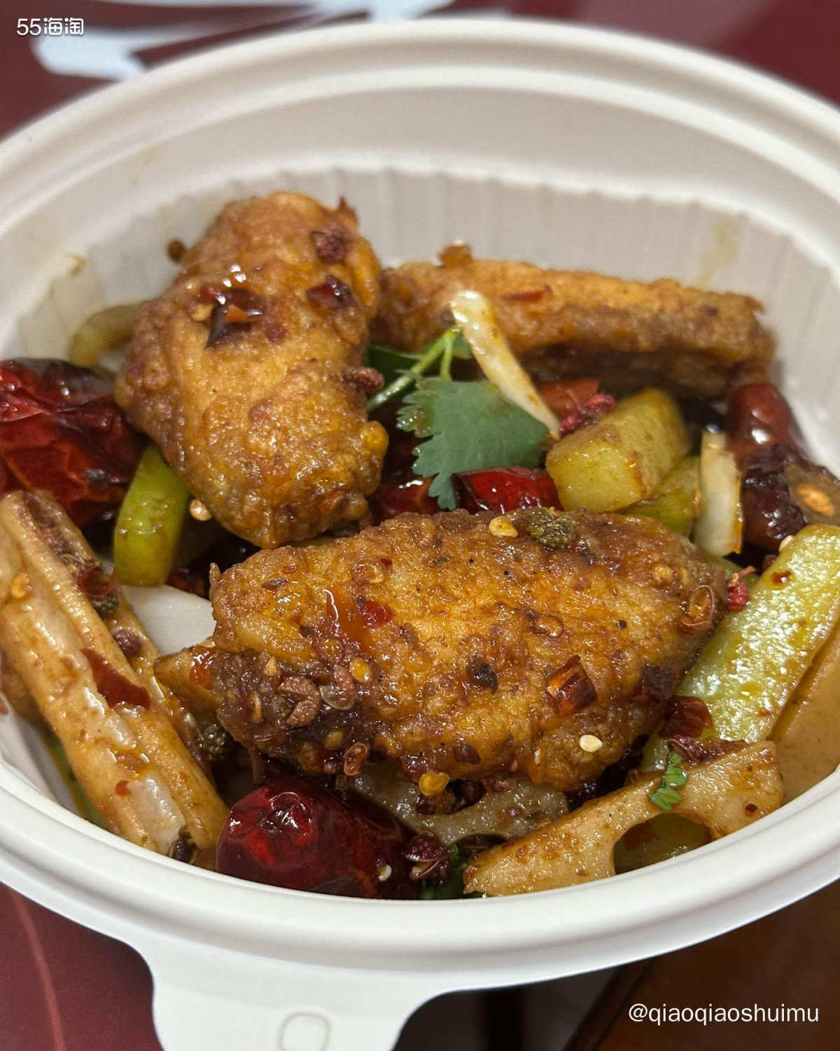 昨晚带娃去老公学校打篮球，晚饭当然又去了食堂解决。 娃去清真