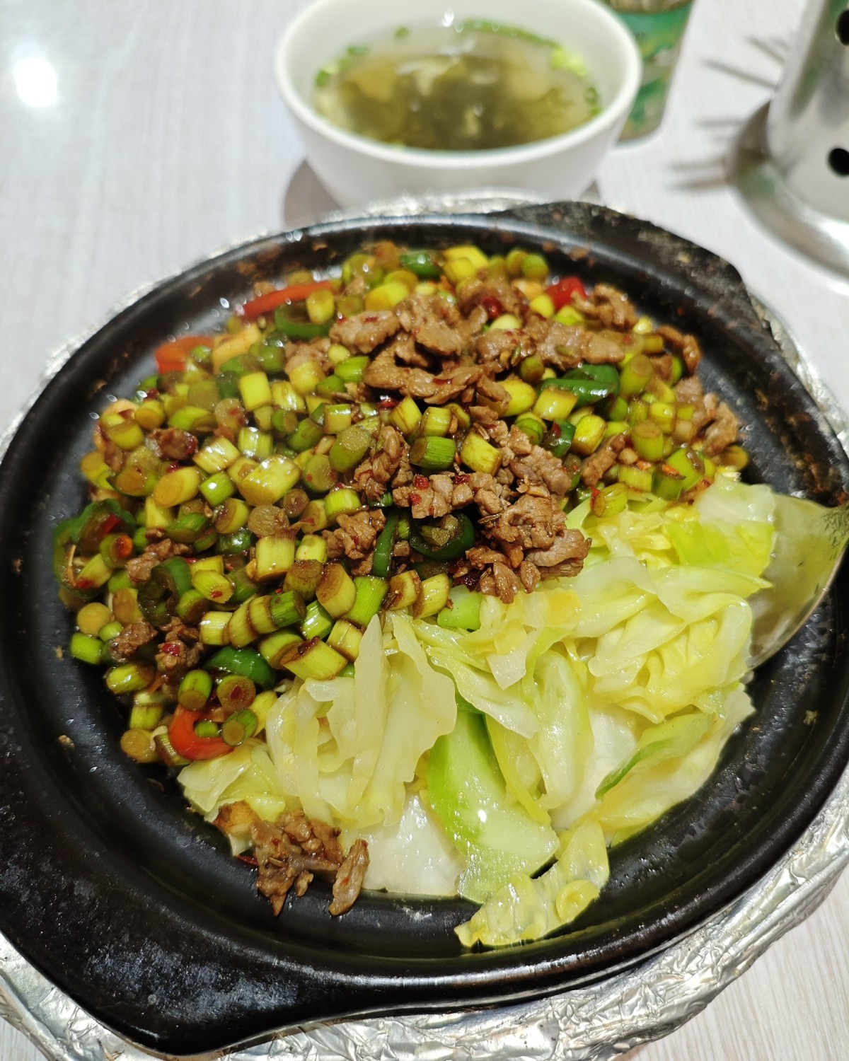 今天天气真的很好呢，出门打车去附近一个口碑好的煲仔饭店吃饭去