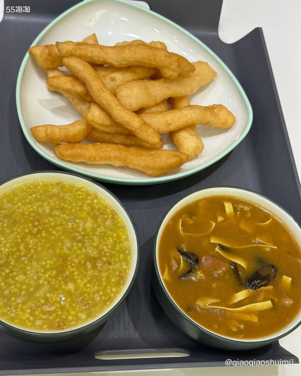 昨天一整天在家带娃上课，没出门，晚饭时分出去溜溜吧。 一家三