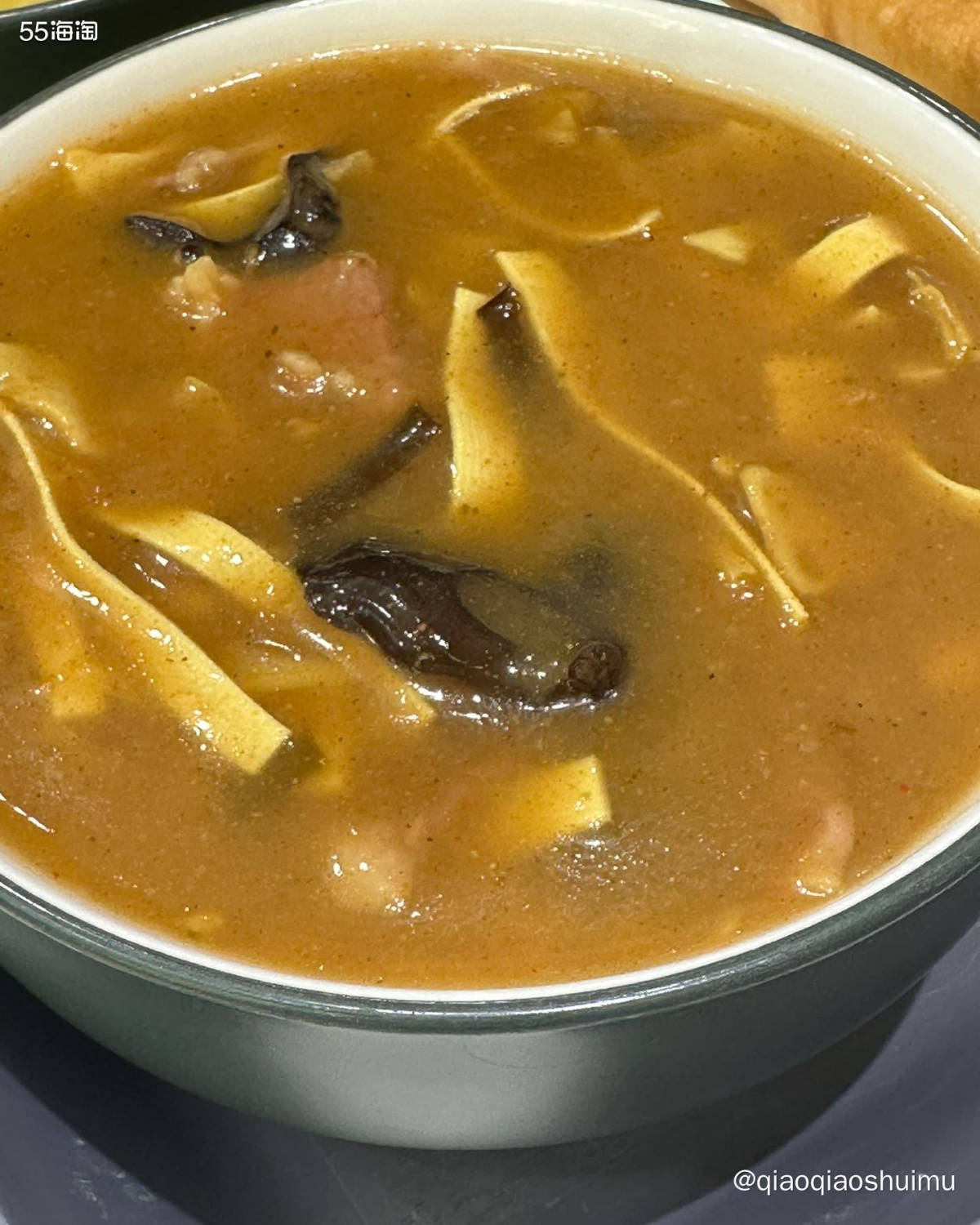 昨天一整天在家带娃上课，没出门，晚饭时分出去溜溜吧。 一家三