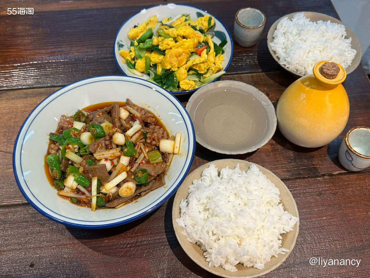 公司附近的川味小炒店铺，店里很多菜都是辣口的，很好下饭。蒜苗
