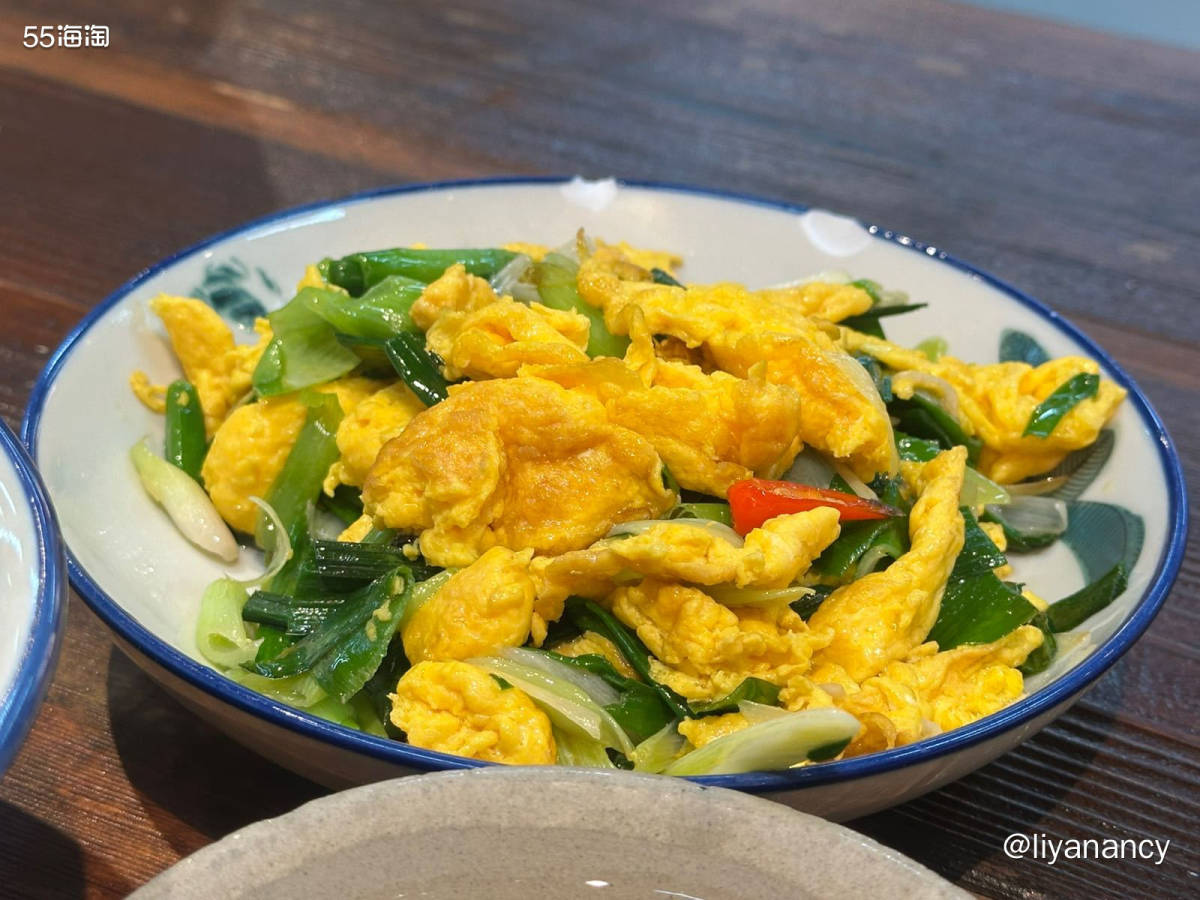 公司附近的川味小炒店铺，店里很多菜都是辣口的，很好下饭。蒜苗