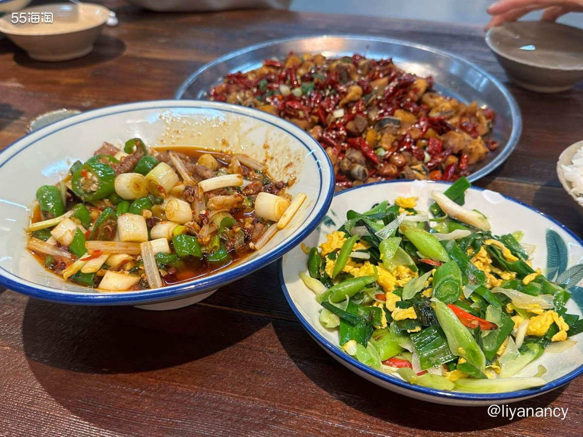 公司附近的川味小炒店铺，店里很多菜都是辣口的，很好下饭。蒜苗