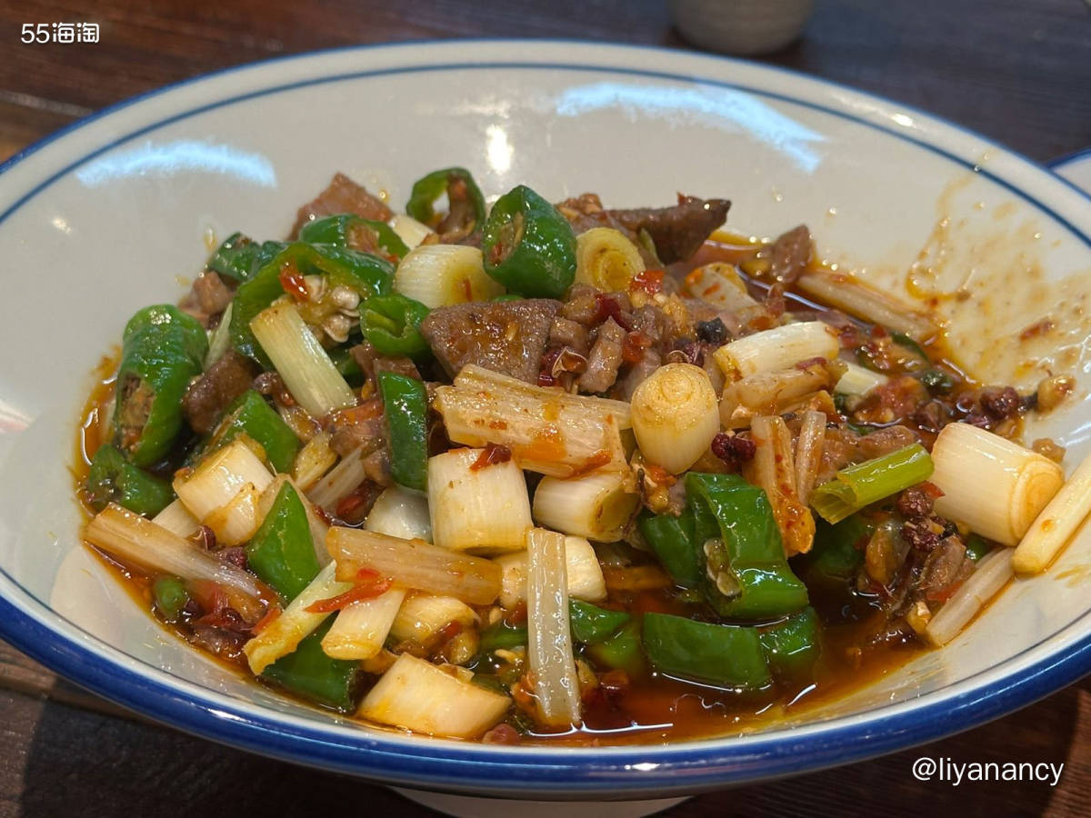 公司附近的川味小炒店铺，店里很多菜都是辣口的，很好下饭。蒜苗