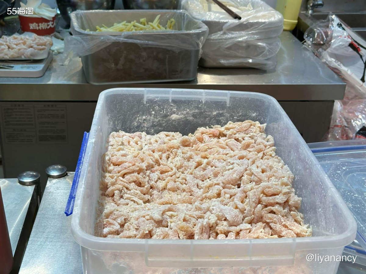 公司附近的川味小炒店铺，店里很多菜都是辣口的，很好下饭。蒜苗