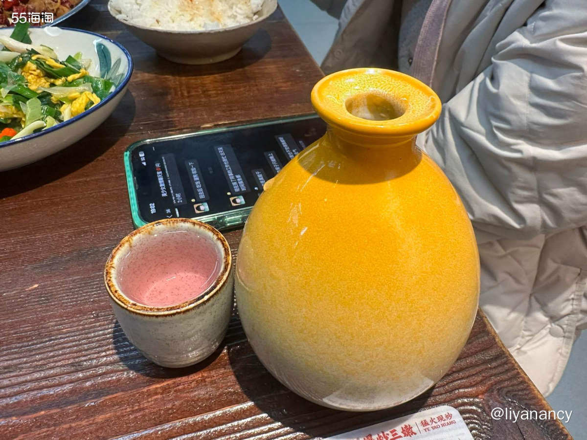 公司附近的川味小炒店铺，店里很多菜都是辣口的，很好下饭。蒜苗