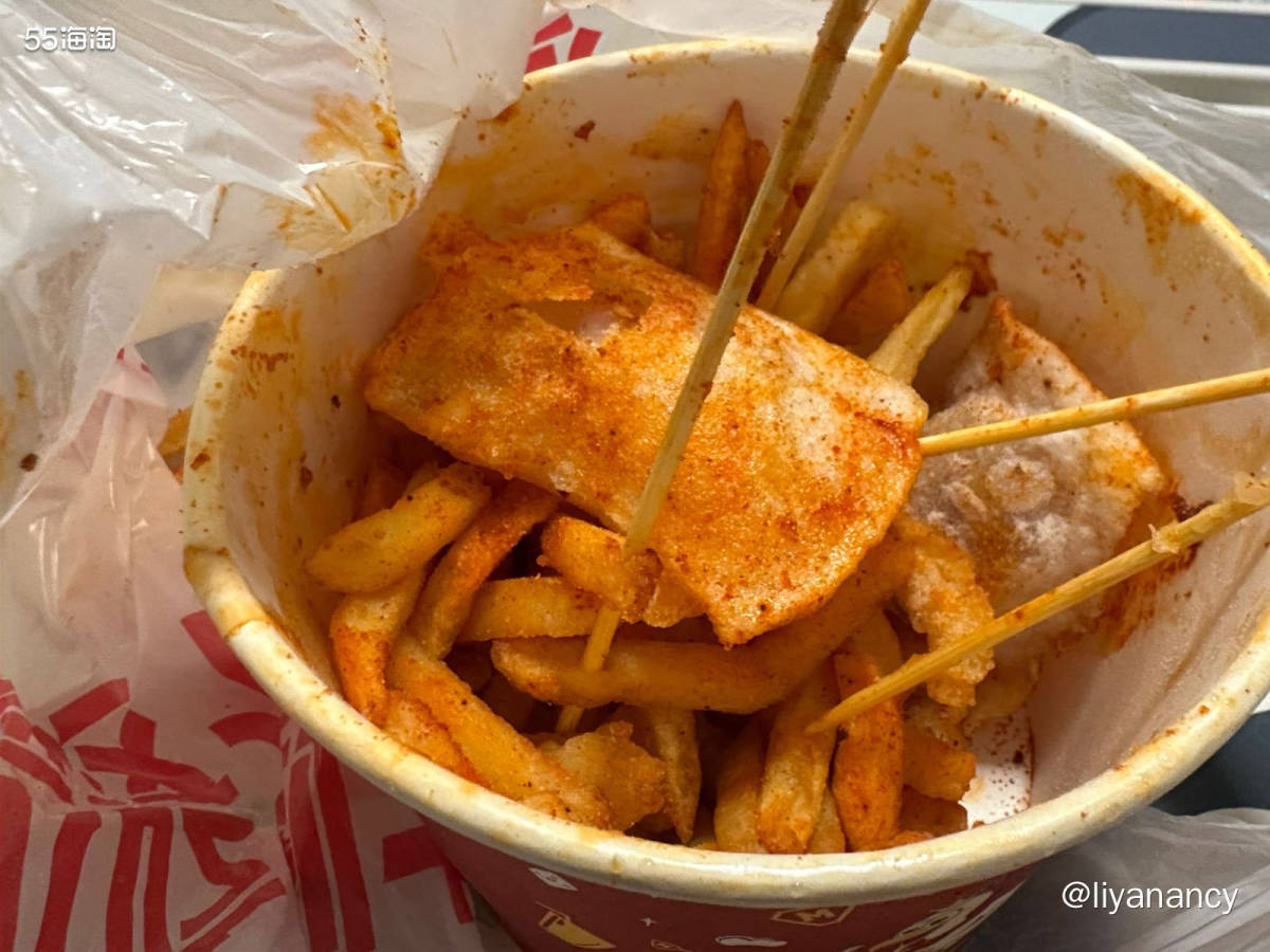 公司附近的川味小炒店铺，店里很多菜都是辣口的，很好下饭。蒜苗