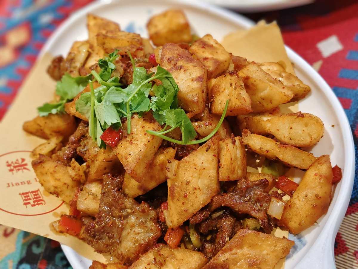 周末不晓得吃啥，于是去以前常吃的一家店，是一家疆菜，味道还是
