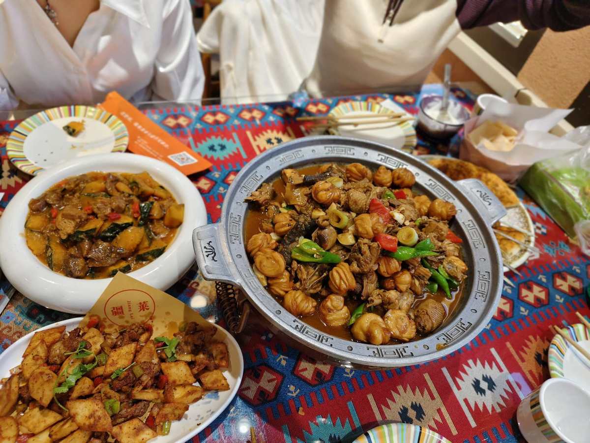 周末不晓得吃啥，于是去以前常吃的一家店，是一家疆菜，味道还是
