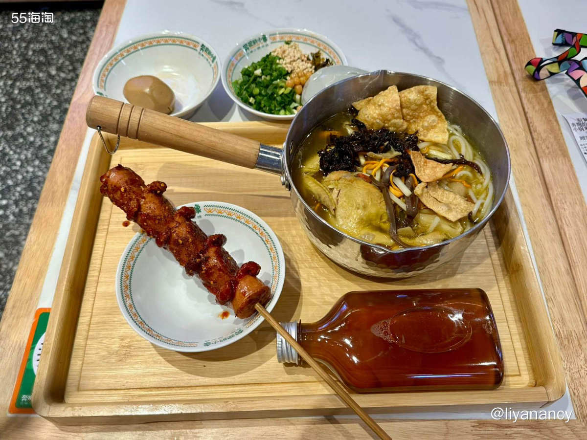 点了半只鸡米线套餐， 我也是惊到了， 碗里真的有半只鸡呀， 