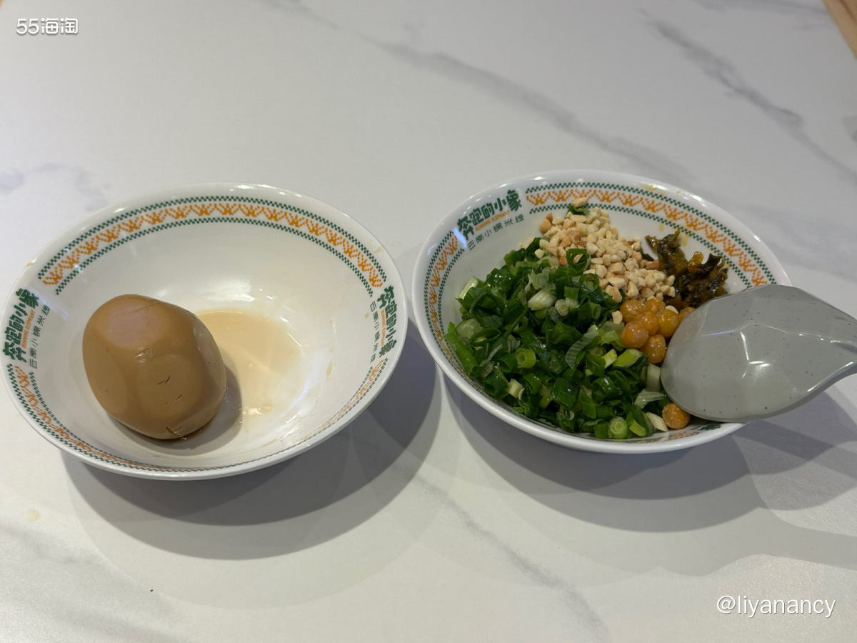 点了半只鸡米线套餐， 我也是惊到了， 碗里真的有半只鸡呀， 