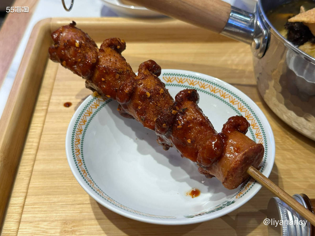 点了半只鸡米线套餐， 我也是惊到了， 碗里真的有半只鸡呀， 