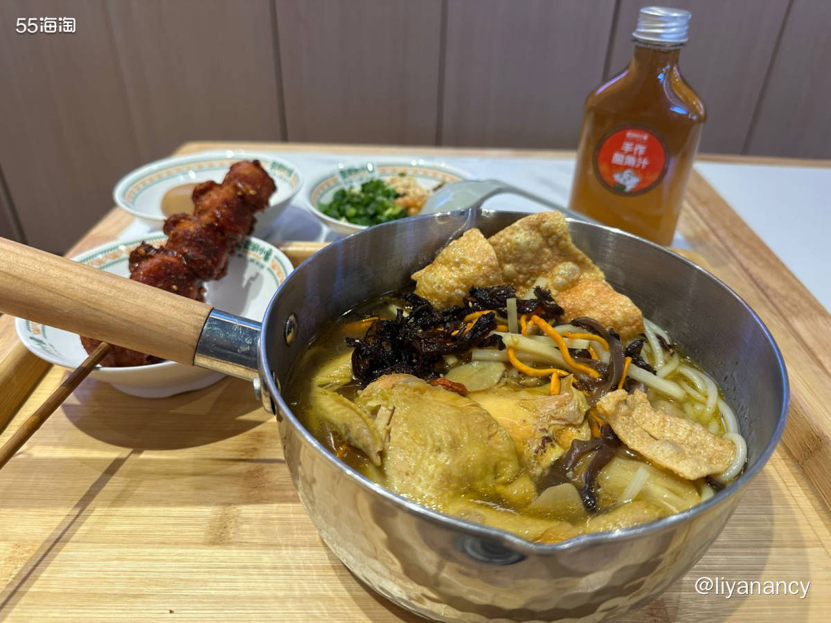 点了半只鸡米线套餐， 我也是惊到了， 碗里真的有半只鸡呀， 
