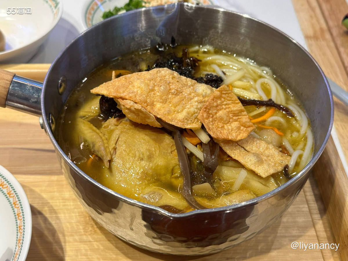 点了半只鸡米线套餐， 我也是惊到了， 碗里真的有半只鸡呀， 