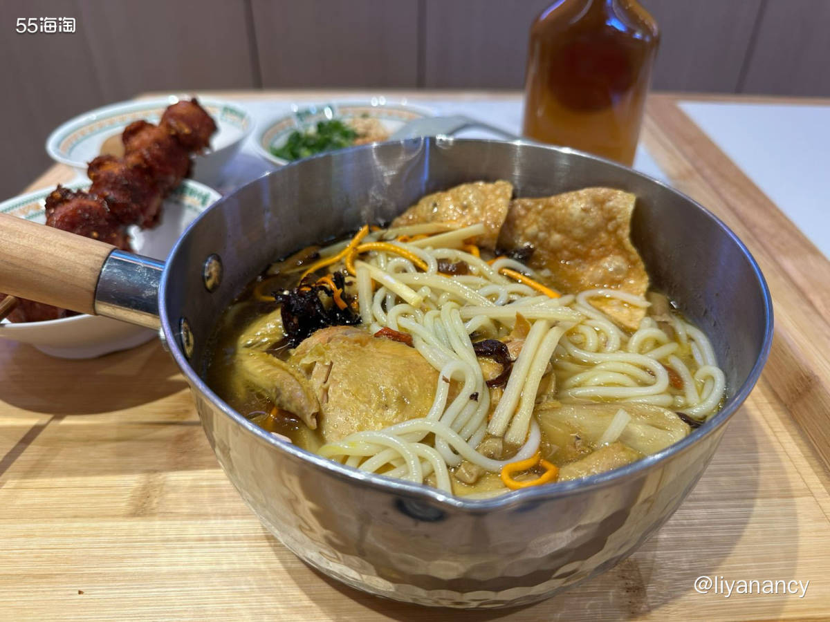 点了半只鸡米线套餐， 我也是惊到了， 碗里真的有半只鸡呀， 